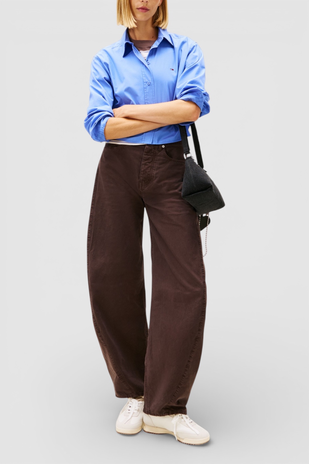 תמונת כל הלוק של חולצה מכופתרת